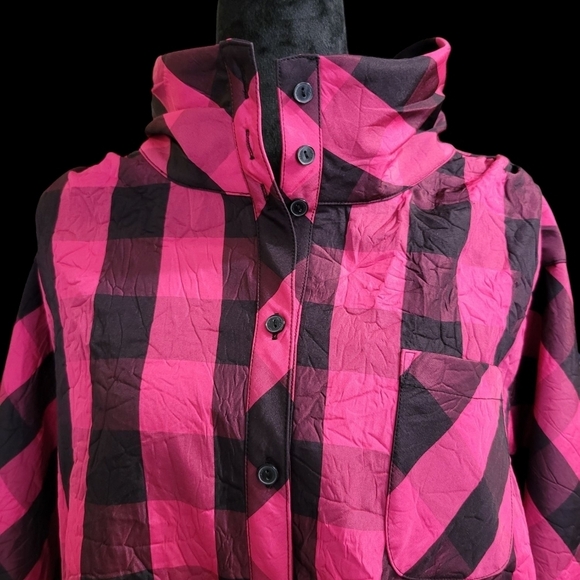 Peter Nygard M Red/Black 100% Polyester button up top - Picture 6 of 11